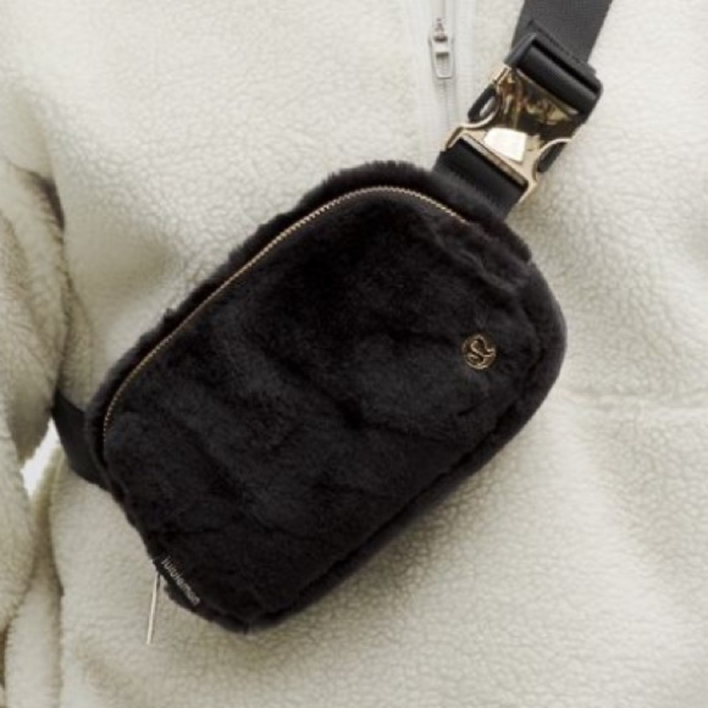 NWT Lululemon Plush Fleece Everywhere Belt Bag 1L in Black and Gold - Picture 11 of 13